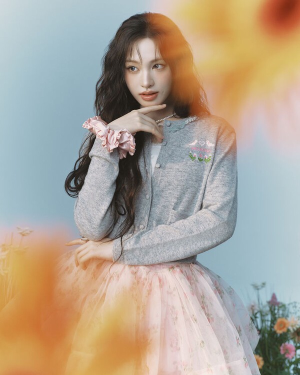 삼성물산 패션부문의 캐주얼 브랜드 에잇세컨즈는 아이브(IVE) 리즈와 함께 '민주킴(MINJUKIM)' 컬래버레이션 상품을 비롯한 가을·겨울(FW) 시즌 여성 패션 스타일링을 선보인다고 17일 밝혔다. / 사진=삼성물산 패션