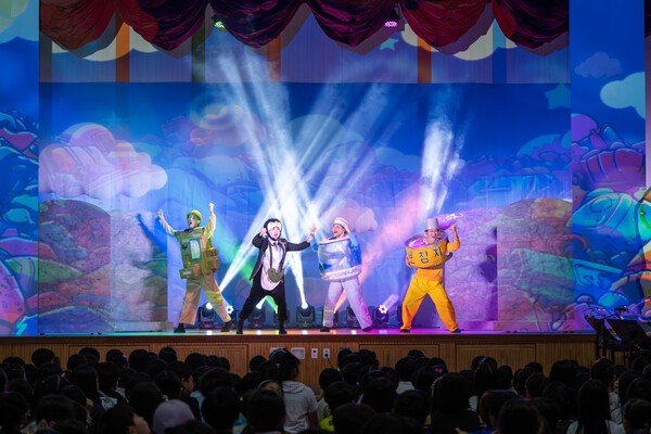 지난 23일 경기 고양시 지축초등학교 학생들이 교보생명이 주최한 환경뮤지컬 '꼬옥이와 함께하는 두근두근 새로나 챌린지' 공연을 관람하고 있다. /사진=교보생명