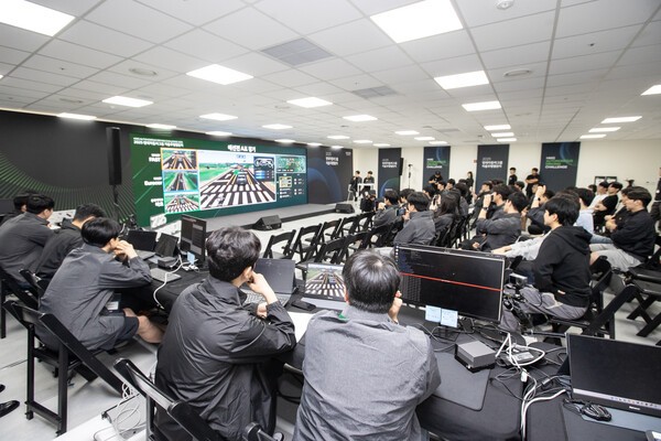 2025 자율주행 챌린지 2차 대회 예선 참가 대학생들이 가상도로 환경에서 자율주행 미션을 수행하고 있다. / 사진=현대자동차