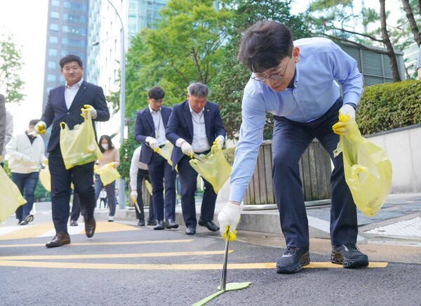 지난 29일 여의도 한강공원 일대에서 진행된  '임직원 플로깅 데이'에 참여한 KB금융지주 임직원이 환경 정화 활동을 하고 있다. /사진=KB금융지주