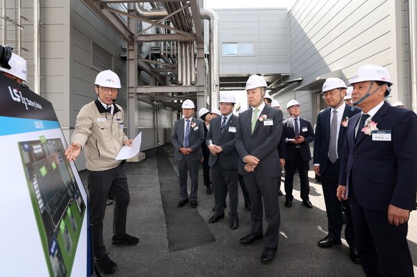 LLBS 준공식에 참석한 (가운데부터 우측으로) 구자은 LS 회장, 김관영 전북도지사, 강임준 군산시장이 김한길 LLBS 생산부문장으로부터 공장 투어에 대한 설명을 듣고 있다. / 사진=(주)LS