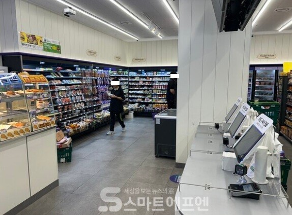 CU타워팰리스점 컬리존 자리에 키오스크 3대가 설치됐다. / 사진=김선주 기자