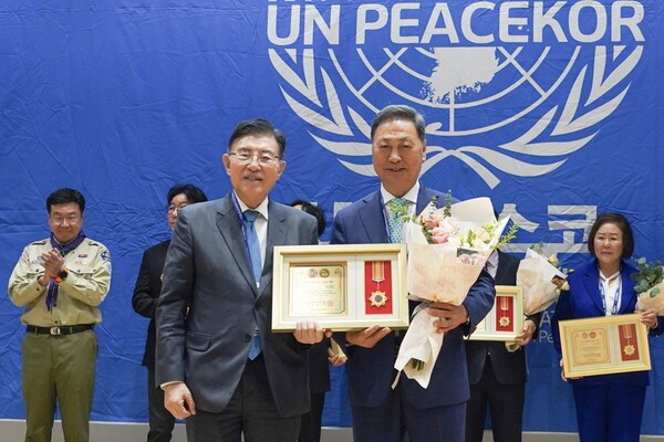 9월 29일 서울 국회 의원회관 대회의실에서 열린 ‘광복 80주년 기념 세계한인 컨퍼런스’에서 강태선 BYN블랙야크그룹 회장(우)이 ‘2025년 UN피스코 SDGs-기후변화 대응 부문’ 대상을 수상하고 김덕룡 UN피스코 이사장(좌)과 기념 사진을 촬영하고 있다.