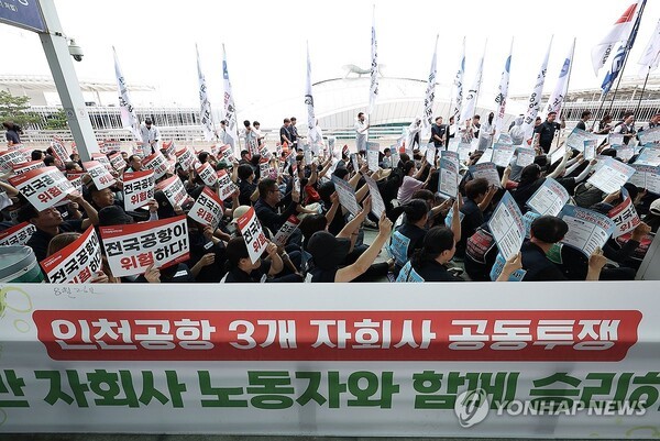 지난달 19일 인천 영종도 인천국제공항 제2여객터미널에서 전국공항노동자연대가 벌인 총파업 대회에서 참가자들이 손팻말을 들고 구호를 외치고 있다. /사진=연합뉴스