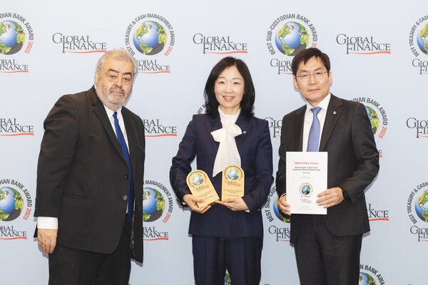 지난 30일 독일 프랑크푸르트에서 열린 'Transaction Banking Awards Ceremony 2025' 시상식에서 (오른쪽부터) 김형일 IBK기업은행 전무이사, 서경란 IBK기업은행 경제연구소장, 안드레아 피아노 글로벌파이낸스 편집장이 기념촬영을 하고 있다.