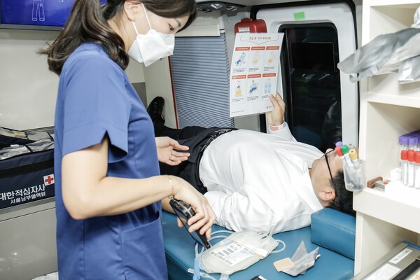 대신파이낸셜그룹 임직원이 헌혈버스에서 단체 헌혈을 진행하고 있다. /사진=대신파이낸셜그룹