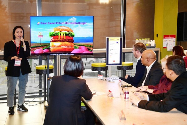 9월30일 국내에서 처음으로 열린 맥도날드 아시아 전략회의에서 이해연 한국맥도날드 최고마케팅책임자(왼쪽)가 '한국의 맛' 프로젝트 성과 및 향후 시행 방안을 설명하고 있다. / 사진=한국맥도날드