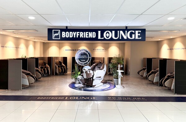 김포국제공항에 설치된 바디프랜드 공유안마의자 라운지. 