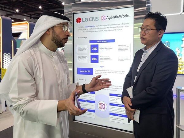 LG CNS 직원이 IDCE 2025에 마련한 부스에서 고객과 에이전틱 AI 플랫폼 및 제조AX 기술 도입에 대해 논의하는 모습/사진=LG CNS