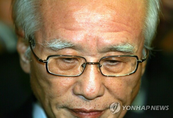 2005년 6월 14일 해외도피를 마치고 베트남 하노이에서 귀국한 김우중 전 대우그룹 회장이 인천공항에서 검찰 관계자들에 의해 연행되고 있다. /사진=연합뉴스