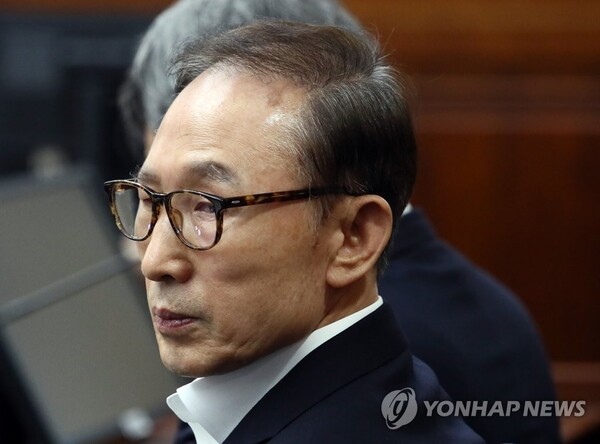 뇌물수수와 다스 횡령 등 혐의로 구속기소 된 이명박 전 대통령이 2018년 5월 23일 서울중앙지법에서 열린 첫 공판에 출석해 있다. /사진=연합뉴스