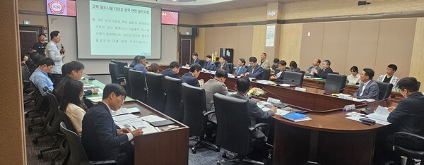 1일 평택시의회 회의장에서 '평택 고덕 KTX 경기 남부역사' 추진 관련 간담회가 열리고 있다. /사진=  황귀영 기자