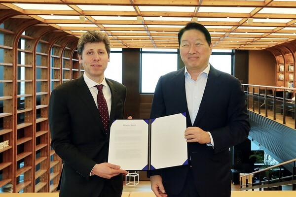 서울 종로구 SK서린빌딩에서는 최태원 SK그룹 회장(오른쪽)이 샘 올트먼 오픈AI CEO와 만나 협약을 체결했다./사진=SK그룹