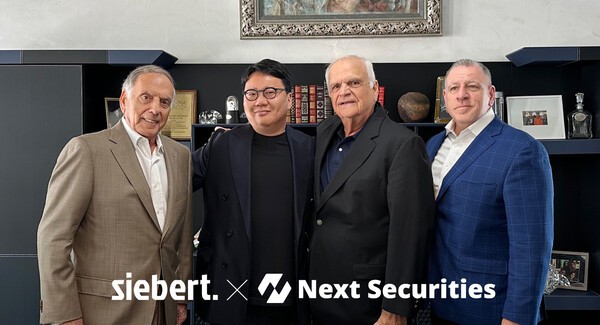 29일(현지시각) 존 게비아 시버트 대표(왼쪽부터), 김승연 넥스트증권 대표, 찰스 자바타 시버트 이사회 위원, 랄프 다이우토 주니어 시버트 최고법률책임자가 사진을 찍고 있다.