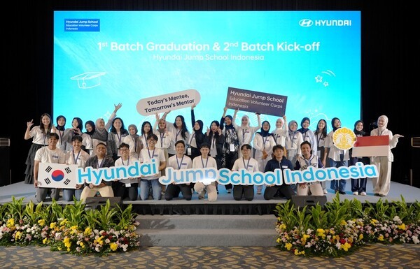‘H-점프스쿨 인도네시아’ 참가자들이 단체사진을 촬영하고 있는 모습 / 사진=현대자동차