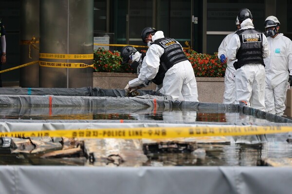 지난달 30일 대전 유성구 국가정보자원관리원(국정자원) 화재 현장에서 감식 관계자들이 불이 붙었던 무정전·전원 장치(UPS)용 리튬이온배터리의 상태를 살피고 있다./사진=연합뉴스