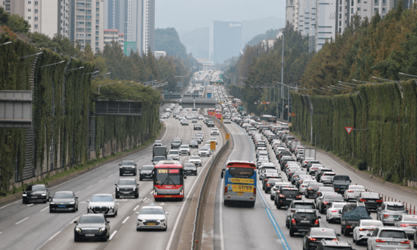 추석 연휴 첫날인 3일 경부고속도로 서울 잠원나들목 인근 하행선이 정체를 빚고 있다. /사진=연합뉴스