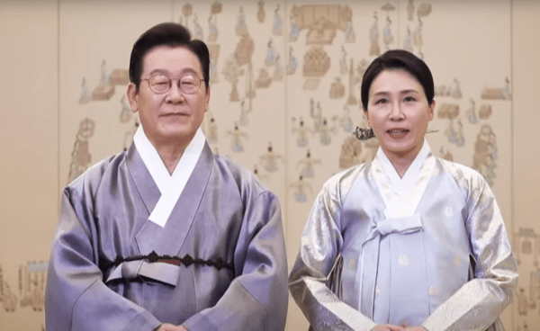 추석 연휴 이틀째인 지난 4일 이재명 대통령과 김혜경 여사가 한복 차림으로 영상 메시지를 통해 명절 인사를 전하고 있다. /사진=연합뉴스