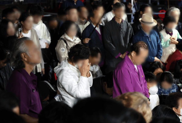 윤석열 정권과 통일교 간 '정교유착 국정농단' 의혹을 받는 한학자 통일교 총재가 지난 23일 새벽 구속되자 경기도 의왕 서울구치소 앞에서 이를 지켜보던 통일교 신도들이 슬픔에 잠겨 있다. /사진=연합뉴스