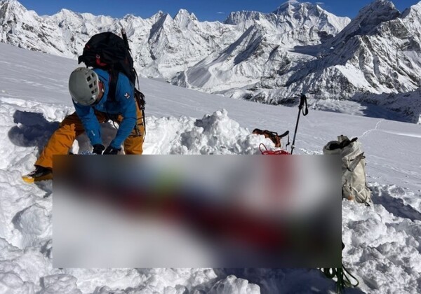 6일(현지시간) 네팔 동부 메라피크봉(6천476m) 일대에서 구조대가 한국인 등산객의 시신을 수습하는 모습./네팔전국산악안내인협회(NNMGA) 페이스북 캡처