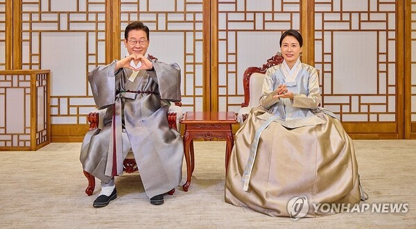 대통령실이 이재명 대통령과 김혜경 여사가 한복 차림으로 명절 인사를 하는 모습을 7일 SNS에 공개했다. /사진=연합뉴스