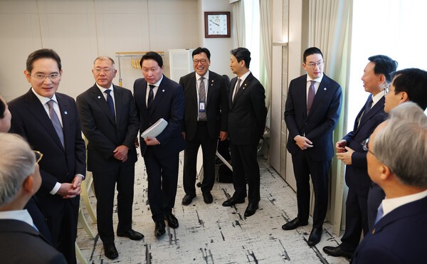 대통령 간담회에 참석한 기업 총수들. /사진=연합