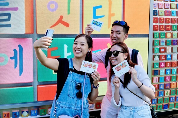 대학생들이 갤럭시 Z 폴드7으로 한글 트럭의 인터렉티브 체험에 참여하고 있다.(4. @Princeton 5. @Yale) /사진=삼성