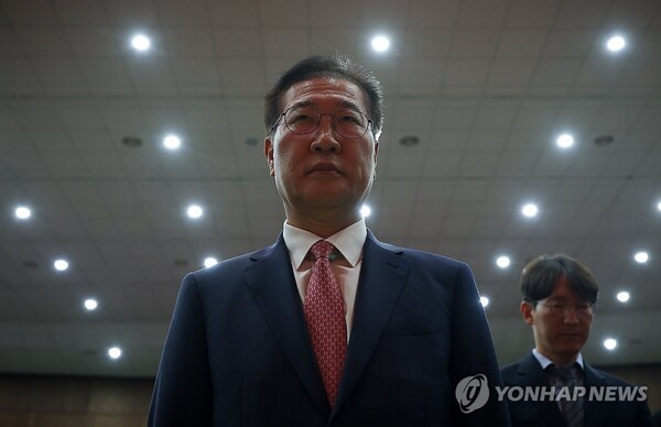 내란 사건을 수사하는 조은석 특별검사팀이 12·3 비상계엄 가담 의혹을 받는 박성재 전 법무부 장관의 구속영장을 청구했다. 박 전 장관이 지난 6월 5일 정부과천청사 법무부에서 열린 이임식에서 호국영령에 대한 묵념을 마친 뒤 눈을 뜨고 있다. /사진=연합뉴스