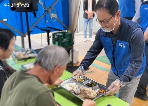 성대규 동양생명 대표이사가 지난 2일 영등포쪽방상담소에 방문해 어르신에게 식사를 전달하고 있다. /사진=동양생명