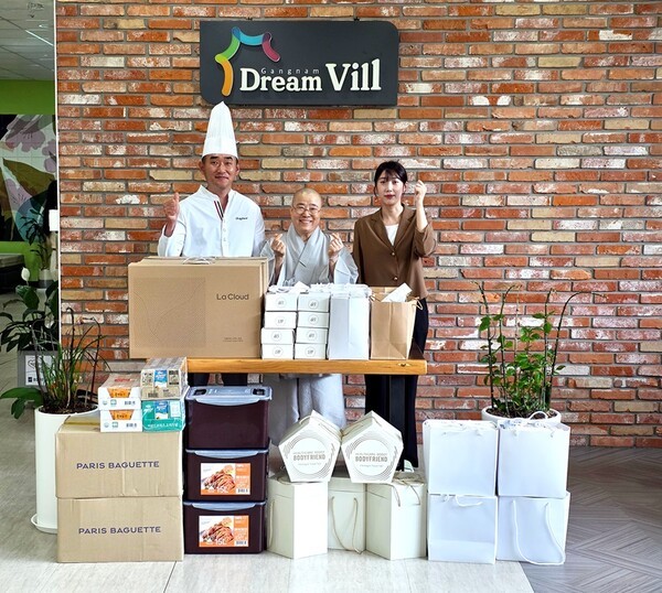 강남드림빌 원장과 바디프랜드 직원복지팀 관계자들이 기념 촬영을 하고 있다. / 사진=바디프랜드