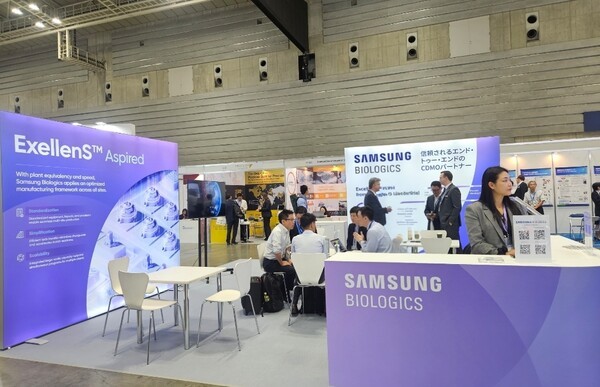 '바이오 재팬 2025' 행사장에 마련된 삼성바이오로직스 단독 부스에서 삼성바이오로직스 관계자들이 미팅을 진행하고 있다. /사진=삼성바이오로직스