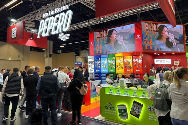 롯데웰푸드가 식품박람회 아누가에 참가해 빼빼로 등 대표 제품을 소개하고 있다. / 사진=롯데웰푸드