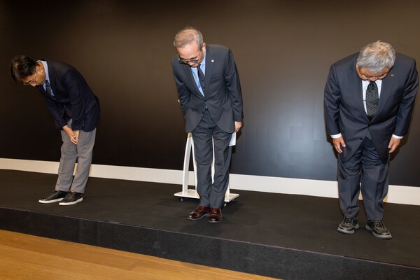 KT 주요 경영진들이 사과를 하고 있는 모습. (왼쪽부터) 네트워크부문장 서창석 부사장, 김영섭 대표, Customer부문장 이현석 부사장/사진=KT