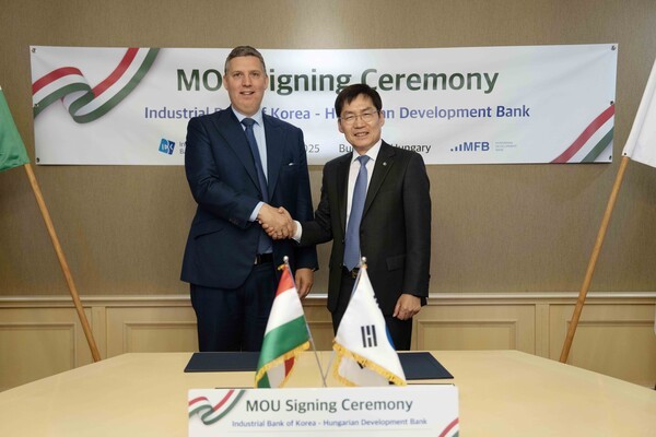 지난 2일(현지시각) 헝가리 부다페스트에 있는 헝가리 개발은행 본사에서 김형일 IBK기업은행 전무이사(오른쪽)와 졸튼 잠보키 헝가리 개발은행 전무이사가 협약식을 마치고 기념촬영을 하고 있다. /사진=IBK기업은행