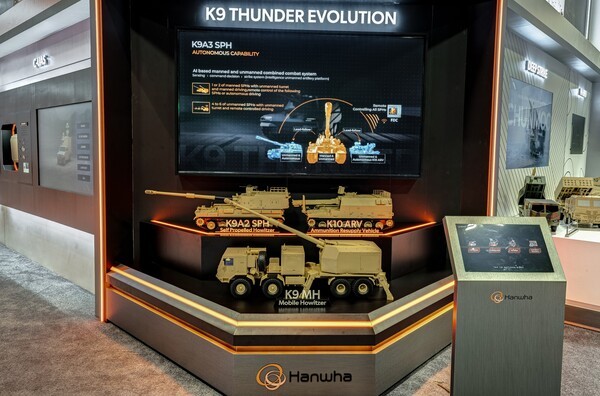 한화에어로스페이스가 미 육군 자주포 현대화 사업에 제안할 차륜형 K9A2 자주포의 모형이 미국 워싱턴DC에서 13~15일 열리는 'AUSA 2025' 전시회 부스에 전시돼 있다. /사진=한화