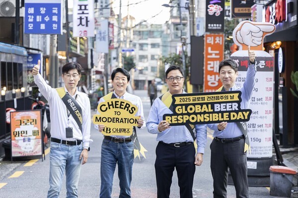 '글로벌 건전음주의 날’을 맞아 오비맥주 김병훈 영업 부사장(왼쪽에서 두 번째)과 오비맥주 구자범 수석 부사장(왼쪽에서 세 번째)이 13일 서울 잠실 상권 거리에서 건전음주 캠페인을 펼치고 있다.