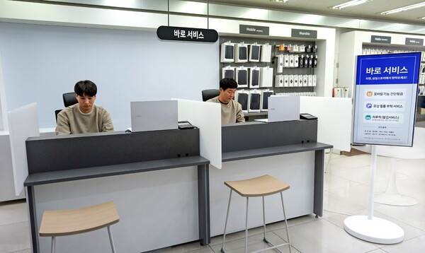삼성스토어 상도점에서 삼성전자서비스 엔지니어가 '바로 서비스'를 제공하는 모습/사진=삼성전자서비스