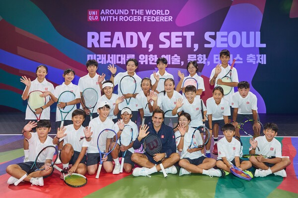 유니클로 ‘로저 페더러와 함께하는 세계 여행’, 로저 페더러와 기념 촬영하는 유소년 선수들