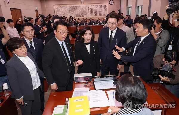 13일 서울 여의도 국회에서 열린 대법원 등에 대한 법제사법위원회 국정감사에서 국민의힘 의원들이 추미애 법사위원장에게 조희대 대법원장 이석을 요구하고 있다. /사진=연합뉴스