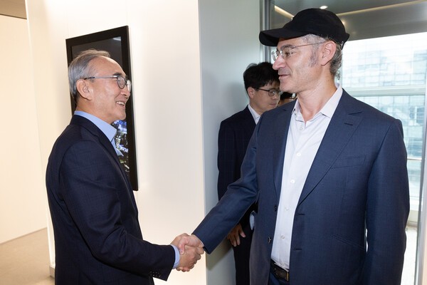 KT 김영섭 대표와 팔란티어 알렉스 카프 CEO가 KT 광화문 빌딩에서 회동했다. /사진=KT