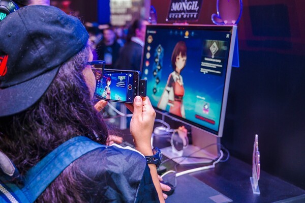 남미 게임 전시회인 ‘브라질 게임쇼 2025(BGS 2025)’의 '몬길: STAR DIVE' 시연 장면/사진=넷마블