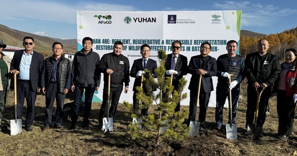 왼쪽 세번째부터 강호덕 산림청 사막화방지연구사업단장, 바트후 몽골 대통령 자문위원, 문흐바트 대통령 비상임 고문, 여섯번째부터 박종호 AFoCO 사무총장, 유한양행조민철 상무, 오윤사나 몽골산림청장, 볼드바타르 빌리언트리스 NGO 대표/사진=유한양행