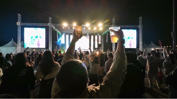 치킨과 맥주, 그리고 K-컬처가 어우러진 ‘치맥페스티벌’이 지난 10일(현지시간) 미국에서 첫 선을 보이자 현지 방문객들의 뜨거운 반응 속에 지역 사회의 이목을 집중시켰다./사진=참컴USA