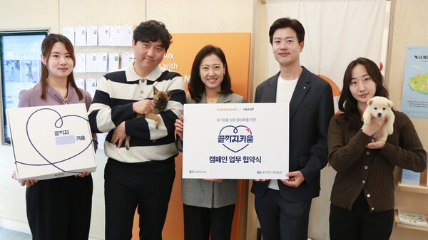 이환희 포인핸드 대표(오른쪽 두번째)와 성혜정 키움증권 ESG추진팀장(가운데)을 비롯한 관계자들이 지난 14일 서울 마포구 포인핸드 경의숲점에서 '끝까지 키움' 캠페인 협약식을 맺고 있다. /사진=키움증권