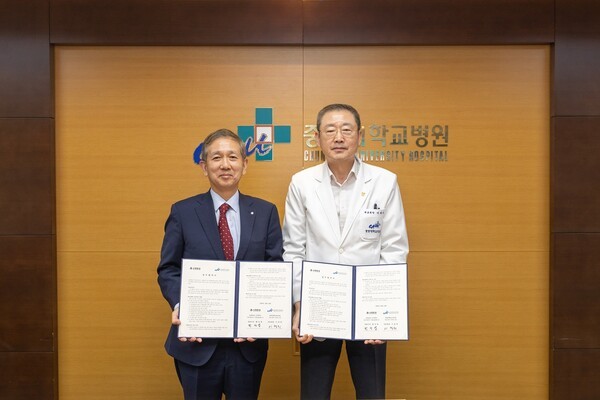 14일 황성엽 신영증권 대표이사(왼쪽)와 이철희 중앙대학교의료원 의료원장이 업무협약식 후 기념촬영을 하고 있다. /사진=신영증권