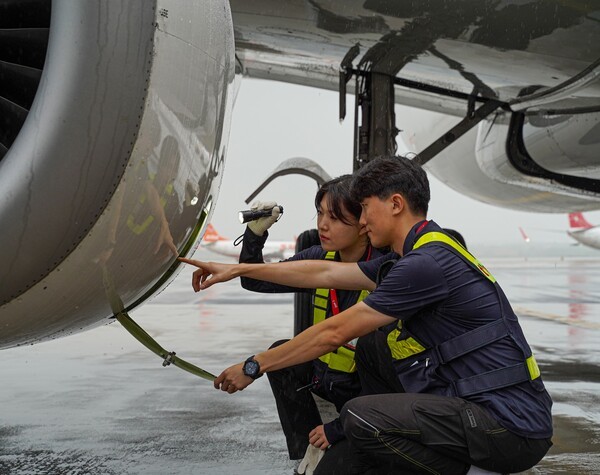 티웨이항공은 이달 24일 오후 2시까지 신입인턴(계약직) 정비사 인력을 공개 채용한다. 전형 절차는 서류전형 → 역량검사 → 1·2차 면접 순으로 시행된다. 역량검사 대상자는 이달 30일에 발표되며, 최종 입사 예정일은 2026년 1월로 예정돼 있다.