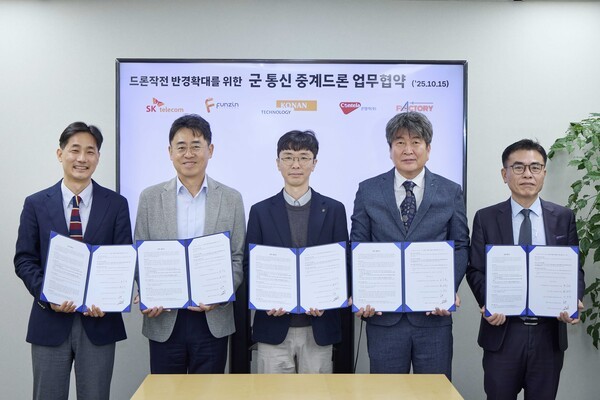 (왼쪽부터) 나경환 SKT 엔터프라이즈솔루션본부장, 김정훈 펀진 사업전략본부장, 김규훈 코난테크놀로지 국방AI사업부장, 김태연 콘텔라 MTS사업부문장, 김태훈 플랙토리 대표이사/사진=SK텔레콤