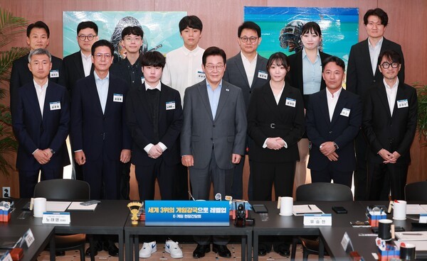 이재명 대통령이 서울 성동구 '펍지 성수'에서 열린 K-게임 현장 간담회에서 참석자들과 기념촬영을 하고 있다./사진=대통령실통신사진기자단, 연합뉴스