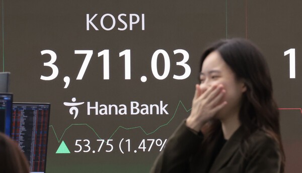 16일 서울 중구 하나은행 딜링룸에서 현황판에 코스피 지수 등이 표시되고 있다. /사진=연합뉴스