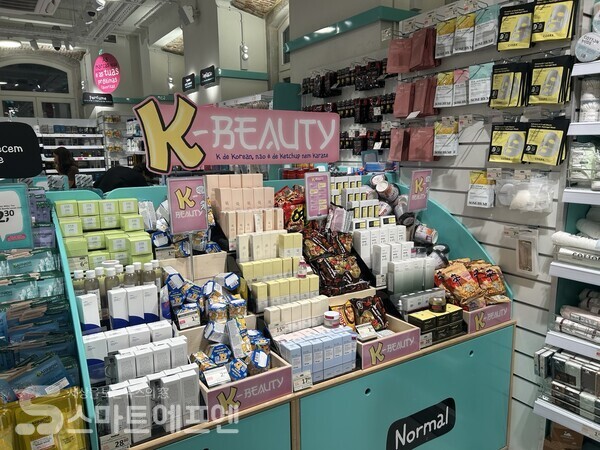 포르투갈 리스본 구시가지에 자리잡은 '노멀' 매장. K뷰티 코너가 마련되어 있다. /사진=김선주 기자